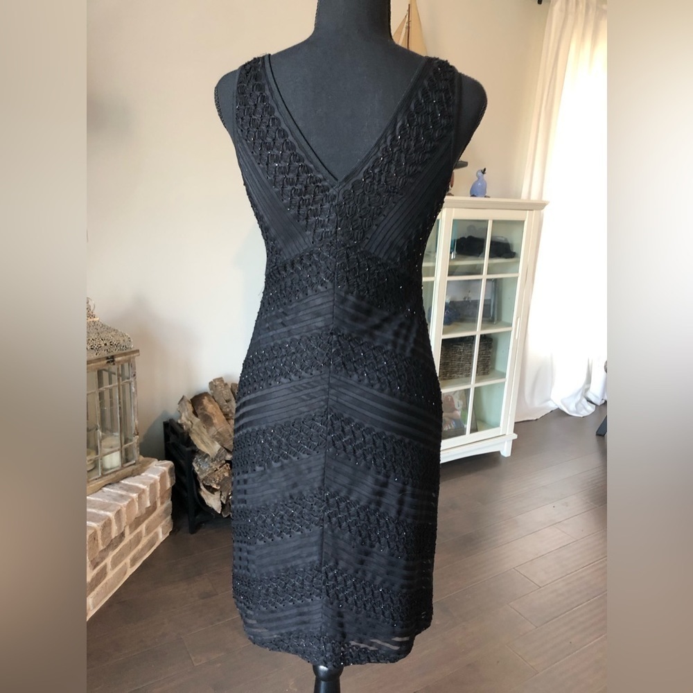 ADRIANNA PAPELL EVENING WOMEN'S BLACK SLEEVELESS V-NECK BEADED SHEATH LBD 4P - Picture 5 of 10